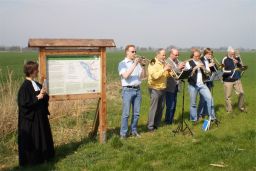 Pastorin Kirsten Ruwoldt und der Bläserkreis Uetersen-Tornesch unter der Leitung von Martin Deyhle
