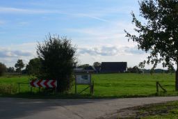 Informationstafel in der Landschaft