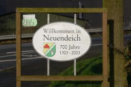 Ortsschild „Willkommen in Neuendeich“