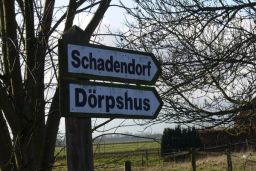 Straßenschild am Weg zum Dörpshus