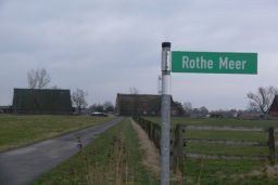 Straßenschild, das auf den ehemaligen Ort verweist